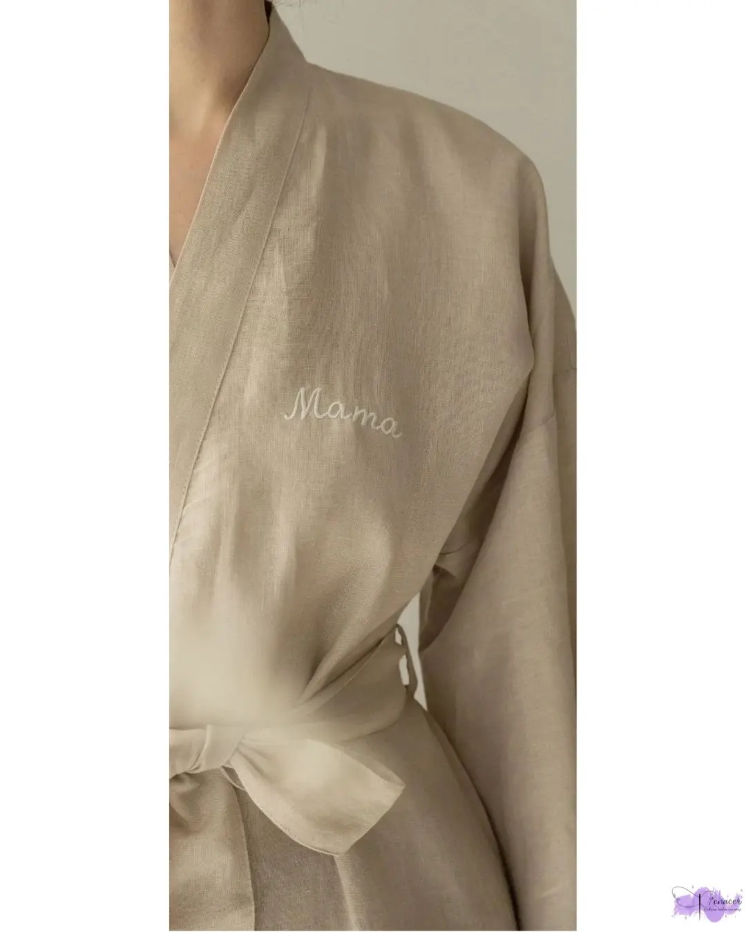 Bata de lino gaza color beige claro con bordado ‘Mama’ hecha a mano en Costa Rica.