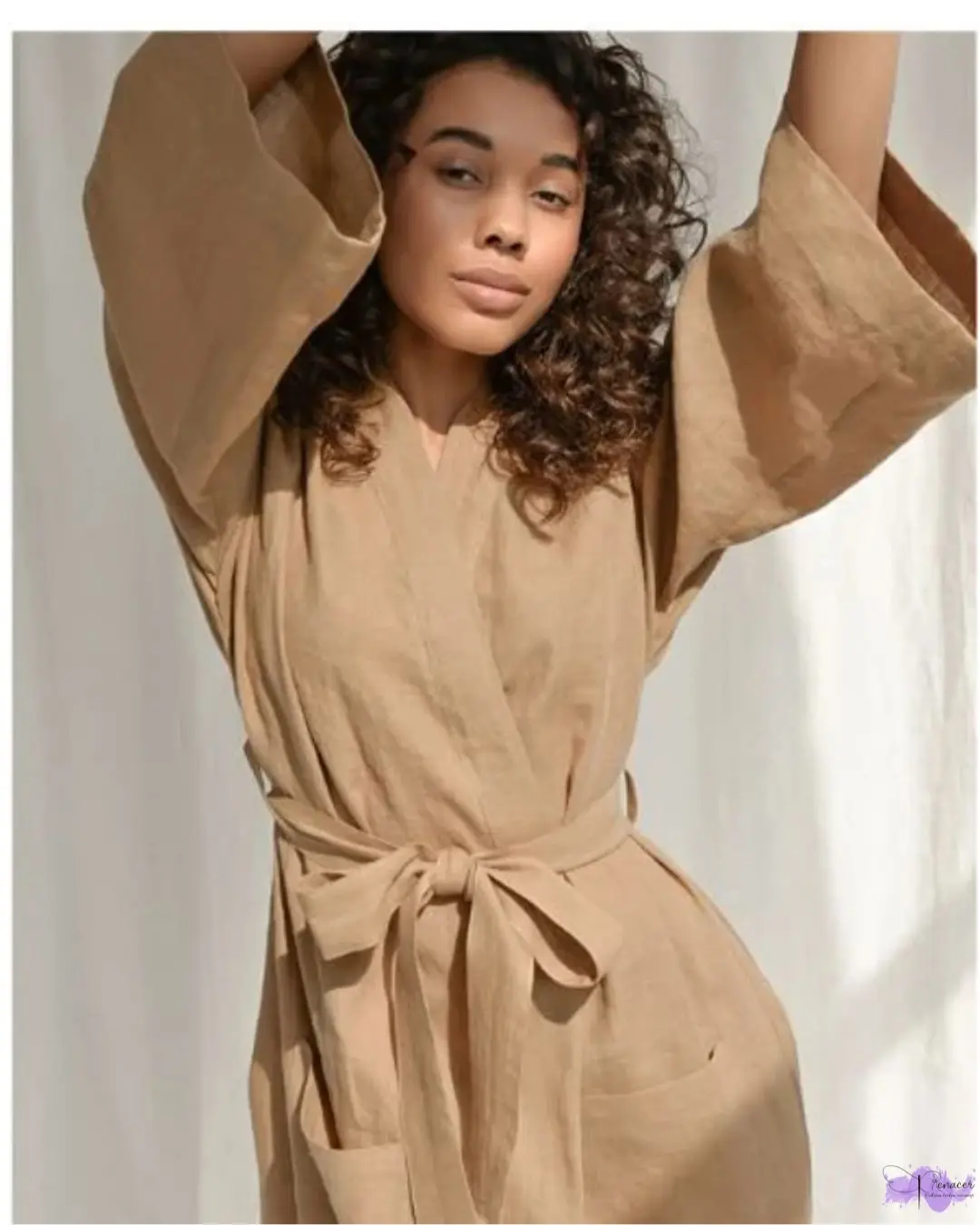 Modelo con bata de lino gaza color camel claro hecha a mano en Costa Rica