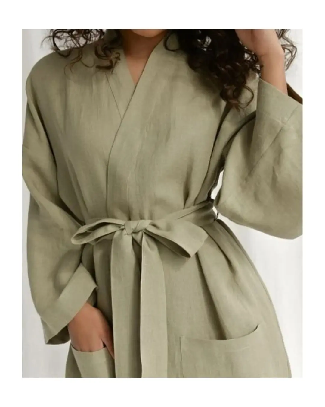 Modelo usando bata de lino gaza verde oliva confeccionada artesanalmente