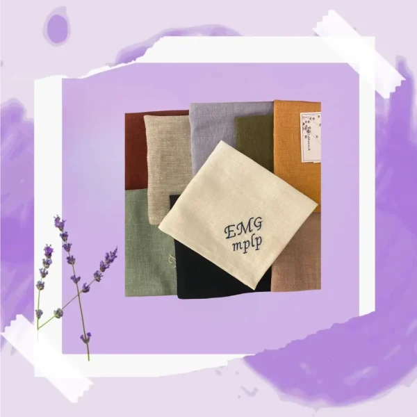 Detalle de pañuelos de lino natural con nombre grabado