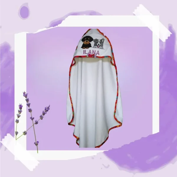 Toalla con capucha blanca y bordado personalizado de dos perros con el nombre Ilana
