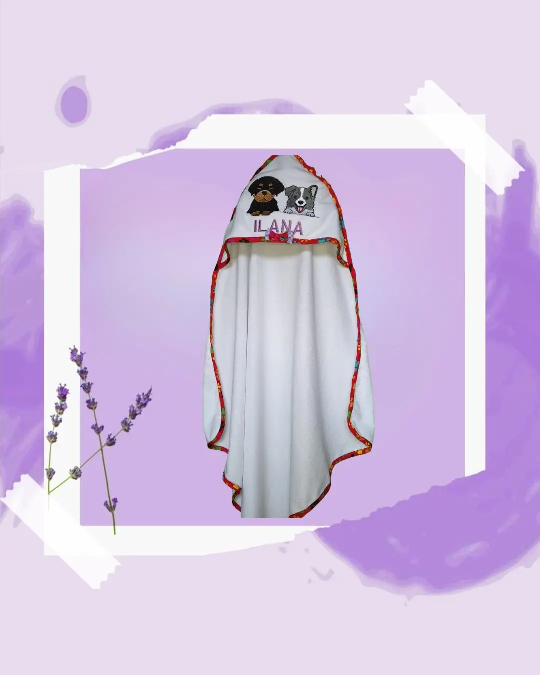 Toalla con capucha blanca y bordado personalizado de dos perros con el nombre Ilana